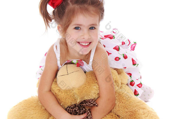 可爱的小女孩泰迪熊在手