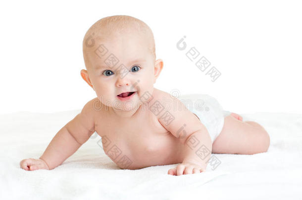 可爱的<strong>微笑婴儿躺</strong>在白色毛巾上尿布