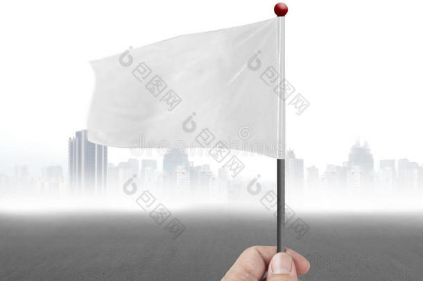 手拿空白的<strong>白色旗帜</strong>与加里城市景观