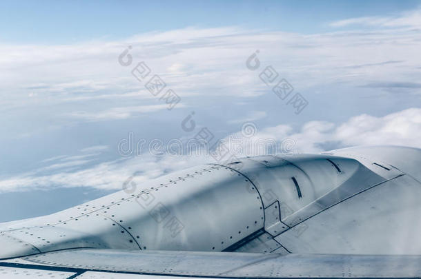 从飞机窗口看日落云上的飞机引擎