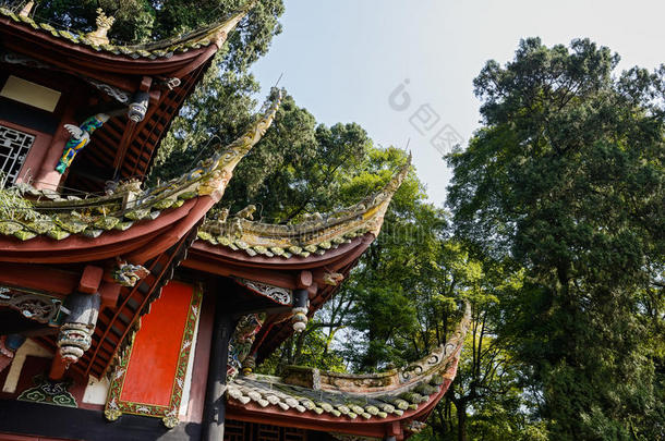 阳光明媚的天空中中国古代建筑的五颜六色的<strong>飞檐</strong>