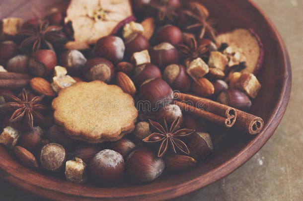 粘土展示与姜饼饼干，香料，坚果和红糖