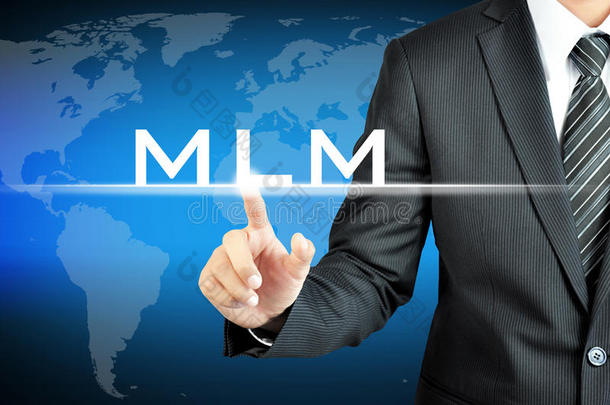 商人手触摸MLM（多级营销）标志