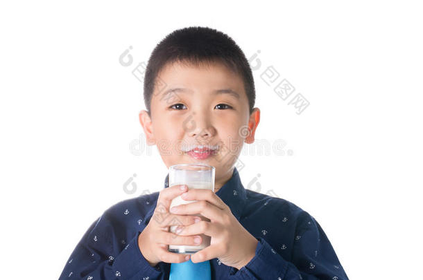 男孩喝牛奶，留着牛奶胡子，拿着一杯牛奶，在白色的背景上隔离