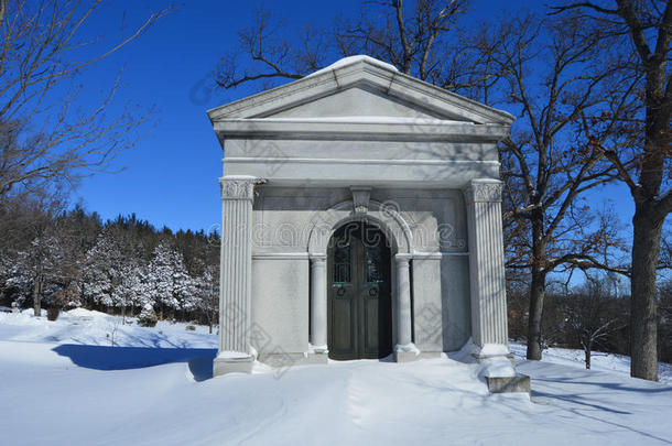 雪覆盖着墓地的地窖