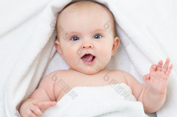 可爱的<strong>微笑婴儿</strong>肖像<strong>躺</strong>在浴巾上