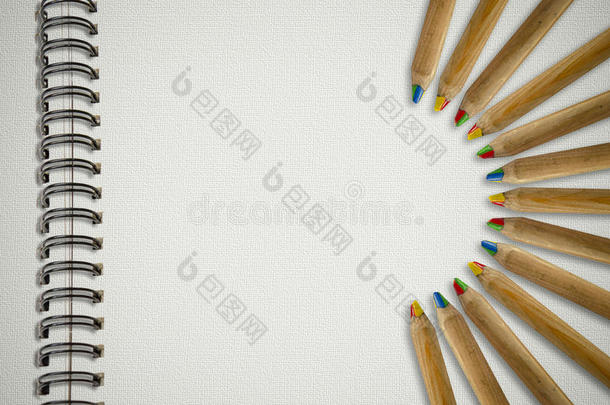 空白笔记本和彩色铅笔