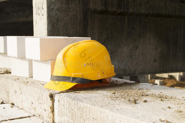 建筑。 职业安全。 黄色头盔保护你的头