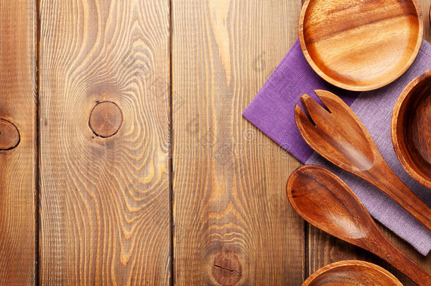 木制餐桌背景上的木制厨房用具