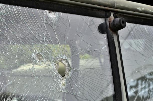 古董卡车上的抽象开裂的窗户玻璃