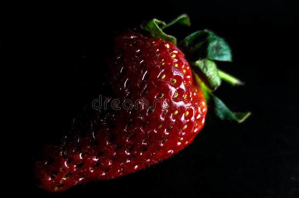 黑暗中的草莓