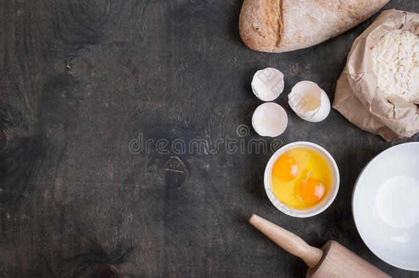 用蛋壳、面包、面粉、擀面杖烘焙<strong>背景</strong>