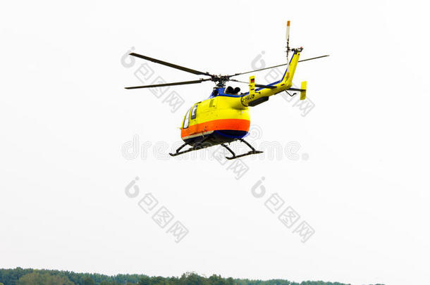 飞行直升机显示飞机螺旋桨飞行
