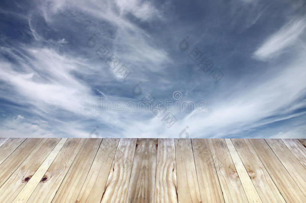 <strong>宽阔</strong>的木板和蓝色的天空模糊的背景。