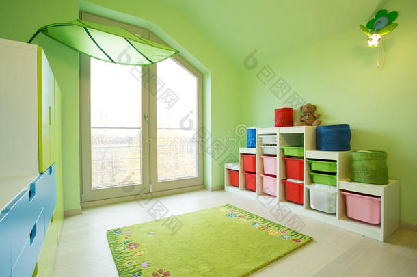 有绿色墙壁的儿童房间