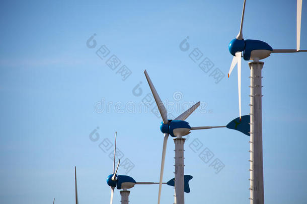 绿色可再生能源概念-蓝色风力发电机涡轮机