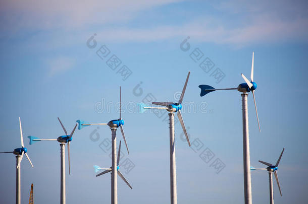 绿色可再生能源概念-蓝色风力发电机涡轮机