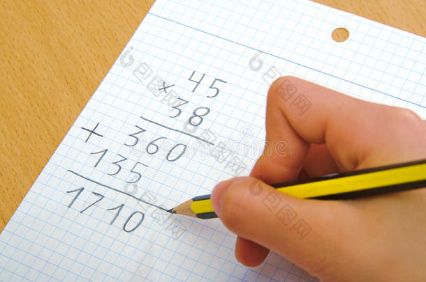 孩子在学校做数学乘法。