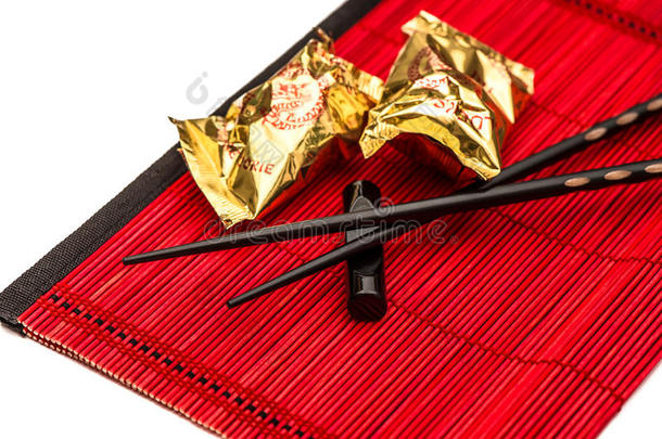 幸运饼干和黑色筷子。 中国新年装饰