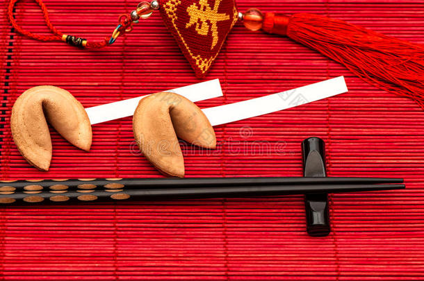 中国新年幸运符，幸运饼干和黑色筷子