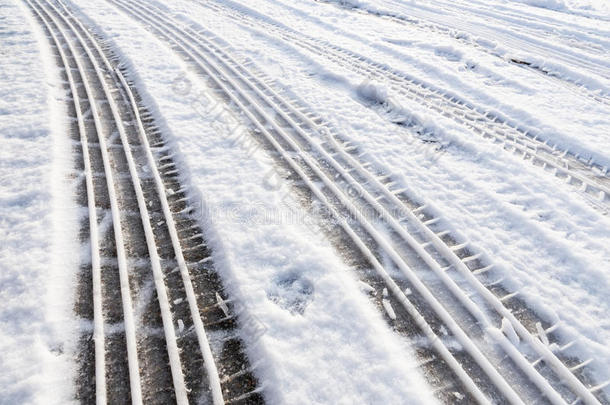 街上雪地里的汽车轮胎痕迹