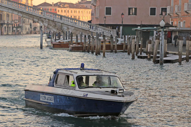 一艘警察船驶入威尼斯的大运河