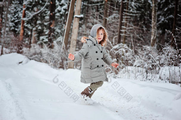 冬日雪林里奔跑的小女孩