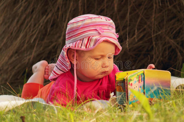 宝宝在看一本书
