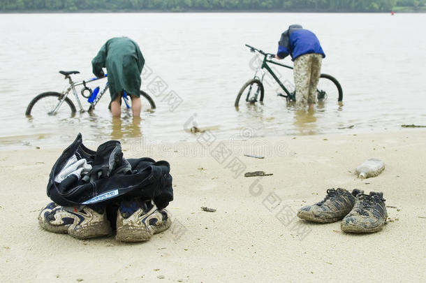 肮脏的自行车游客从污垢中清洗自行车