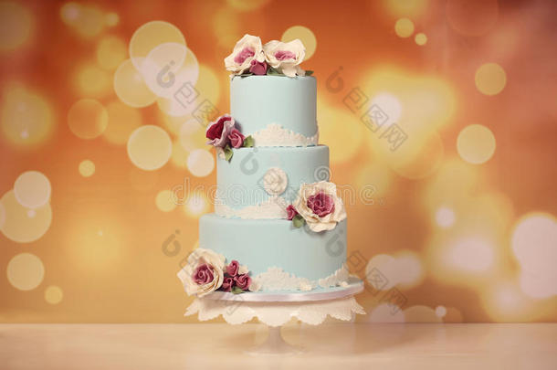 带玫瑰的蓝色婚礼蛋糕
