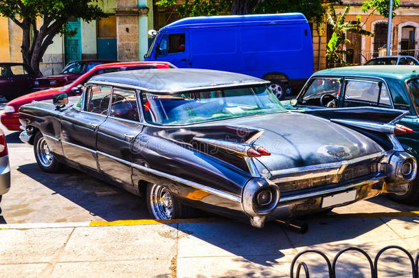古巴汽车。 哈瓦那街头制造的老式美国和苏联汽车的照片。