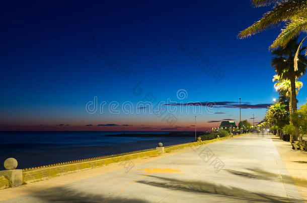 静坐中路面路堤的夜景