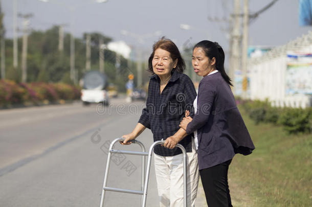 老太太用<strong>助行器</strong>过马路