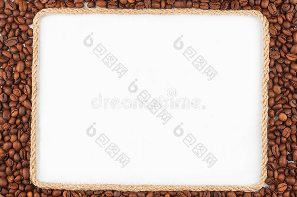 由绳子制成的框架，咖啡豆躺在白色的背景上