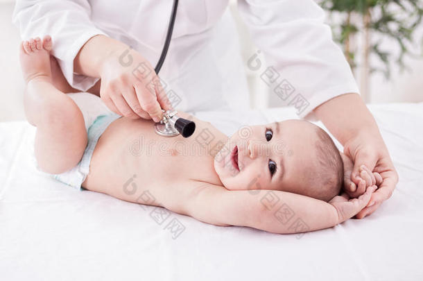 女医生儿科医生和病人快乐微笑的婴儿