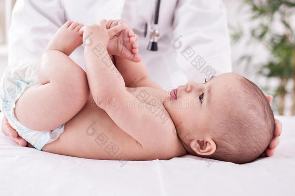 有婴儿病人的女医生儿科医生