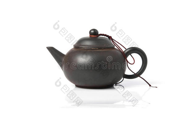 黑紫色的中国茶壶隔离在白色上