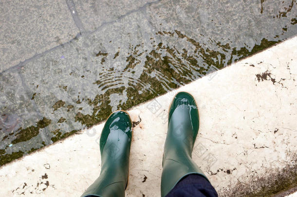 由于威尼斯的高水，用靴子把腿关起来。