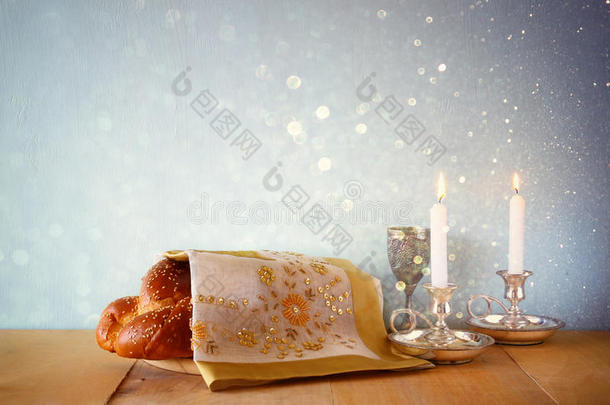 安息日图像。木桌上的香烛面包