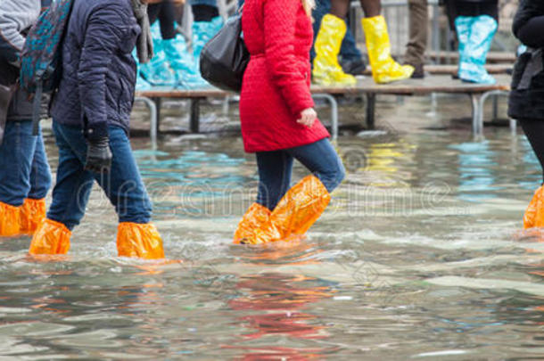 由于威尼斯的高水，用靴子把腿关起来。