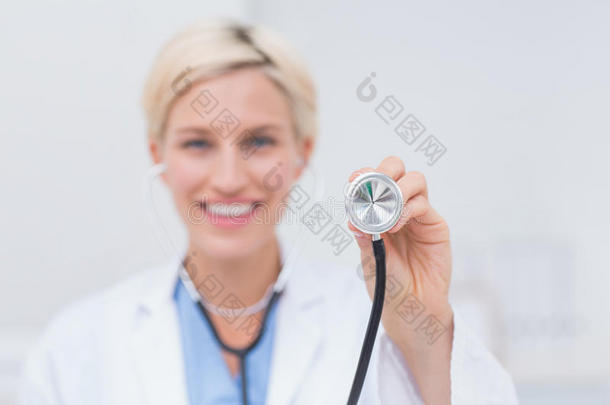 微笑女医生手持听诊器