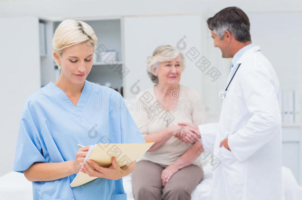女护士做报告，医生和病人握手