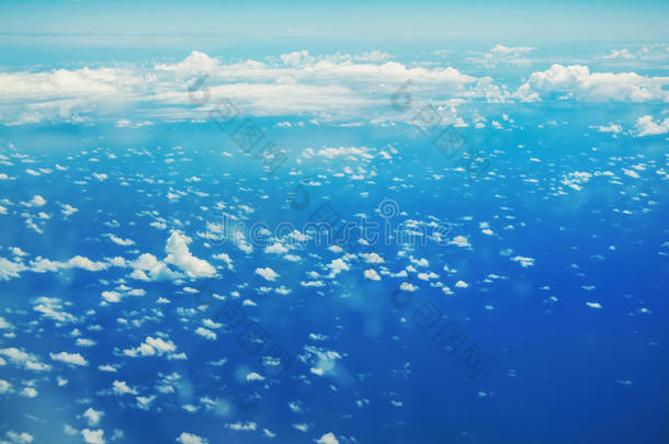 云层从顶部，飞机视图