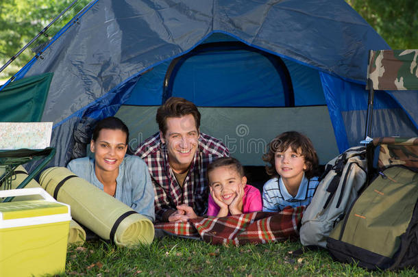 快乐的一家人在帐篷里<strong>露营</strong>