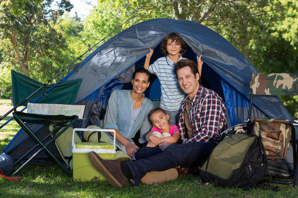 快乐的一家人在帐篷里露营
