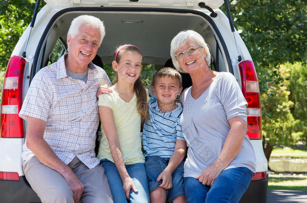 祖父母和孙子们<strong>一起去</strong>公路旅行