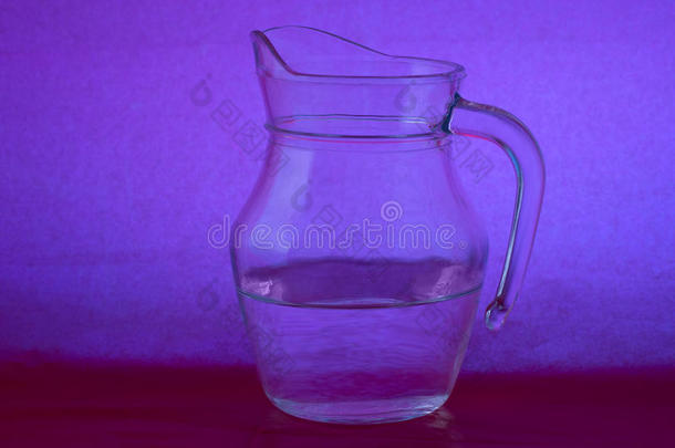 玻璃罐上有紫色的水，紫红色的背景。