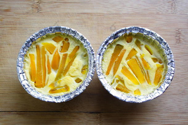 鸡蛋奶油与南瓜在两个烘焙杯，泰国甜点