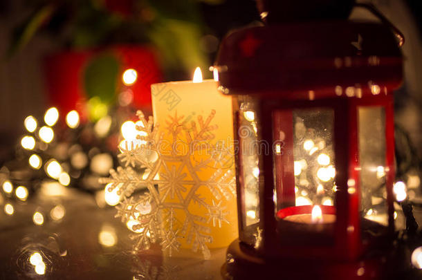 圣诞灯，燃烧的蜡烛和老式的灯笼在桌子上