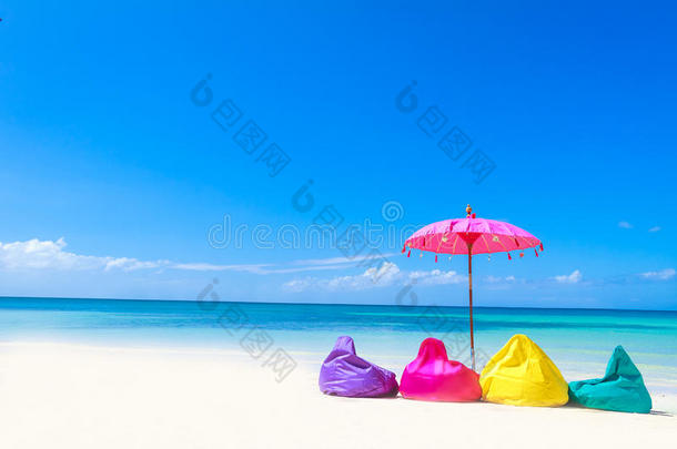 热带海洋和海滩b上五颜六色的枕头和雨伞